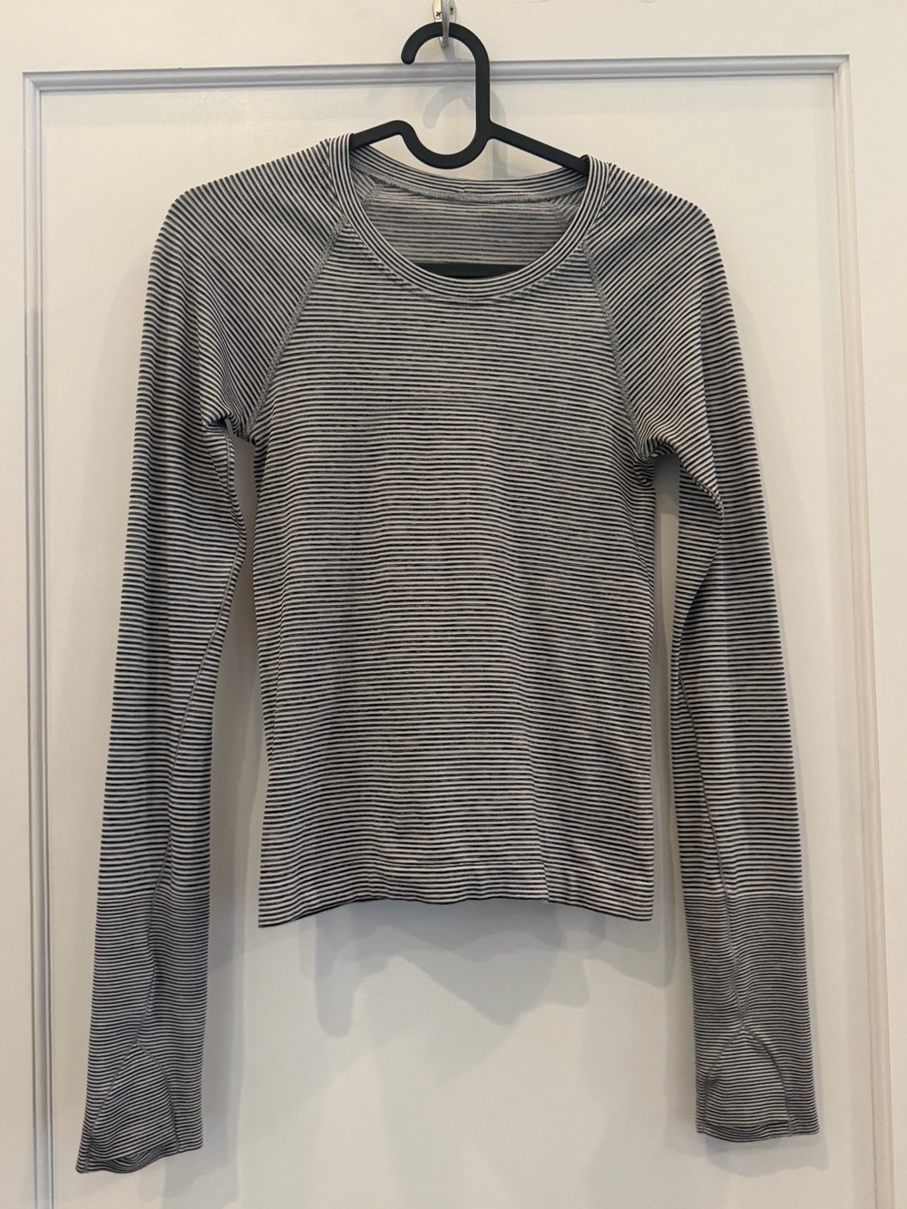 Lululemon Swiftly Tech Long Sleeve 2.0 race Length Shirt top Grey White stripes